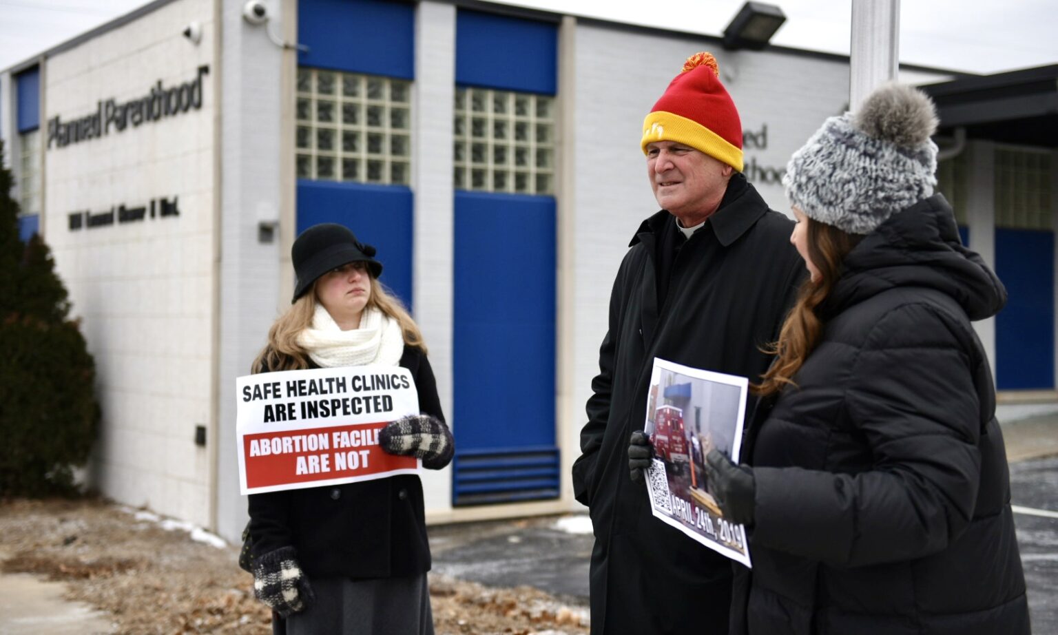 abortion protestors outside of planned parenthood in missouri